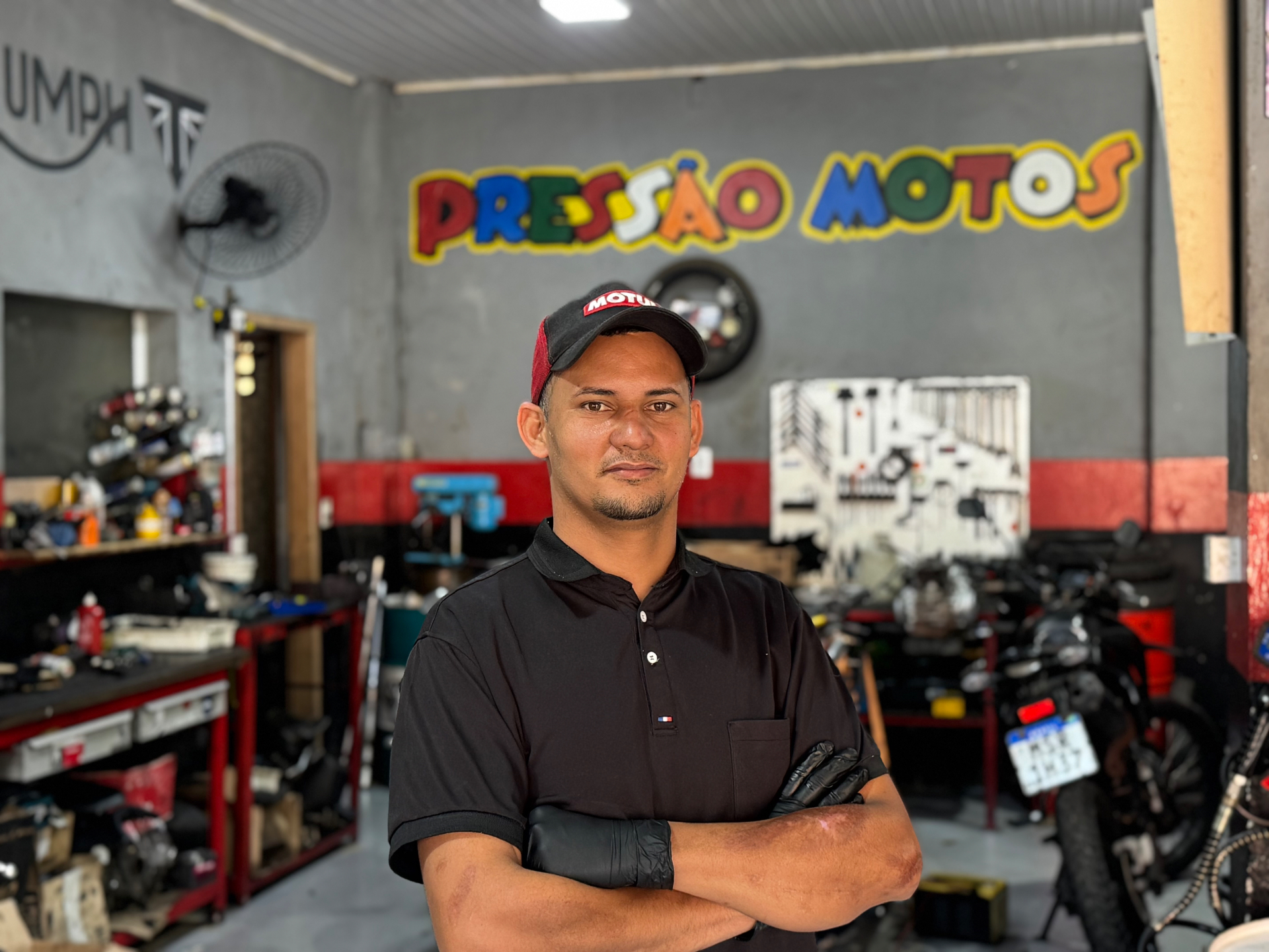 Mecânico da Pressão Motos trabalhando em motor de moto